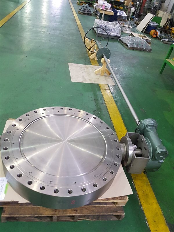 Gear operated high performance butterfly valve